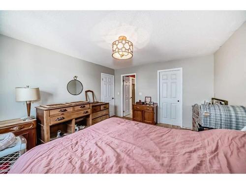 8316 46 Avenue Nw, Calgary, AB - Indoor Photo Showing Bedroom