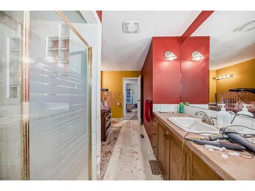 8316 46 Avenue Nw, Calgary, AB - Indoor Photo Showing Bathroom