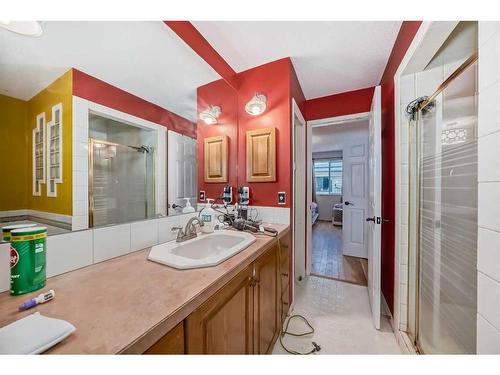 8316 46 Avenue Nw, Calgary, AB - Indoor Photo Showing Bathroom