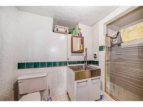 8316 46 Avenue Nw, Calgary, AB - Indoor Photo Showing Bathroom