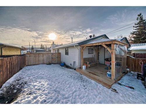 8316 46 Avenue Nw, Calgary, AB - Outdoor