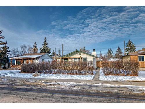 8316 46 Avenue Nw, Calgary, AB - Outdoor