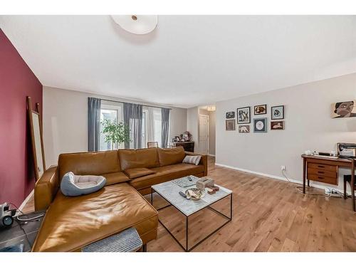 8316 46 Avenue Nw, Calgary, AB - Indoor Photo Showing Living Room