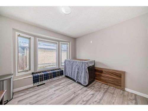 8316 46 Avenue Nw, Calgary, AB - Indoor Photo Showing Other Room