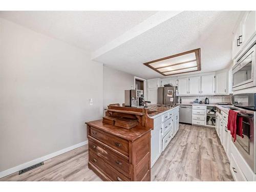 8316 46 Avenue Nw, Calgary, AB - Indoor Photo Showing Kitchen