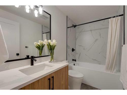 4909 19 Avenue Nw, Calgary, AB - Indoor Photo Showing Bathroom