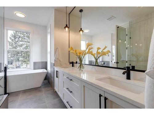 4909 19 Avenue Nw, Calgary, AB - Indoor Photo Showing Bathroom