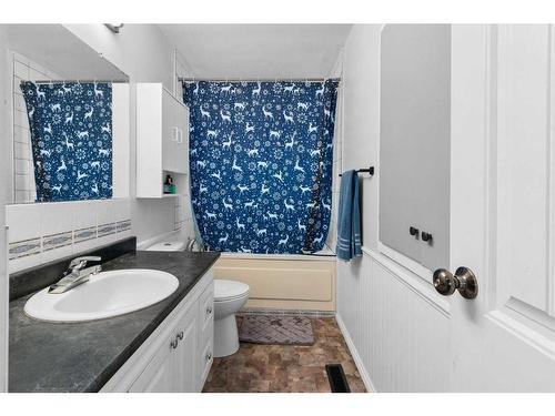 5 Mcleod Crescent, Olds, AB - Indoor Photo Showing Bathroom