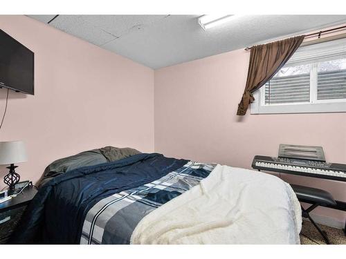 5 Mcleod Crescent, Olds, AB - Indoor Photo Showing Bedroom