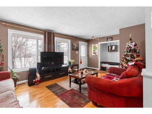 5 Mcleod Crescent, Olds, AB - Indoor Photo Showing Living Room