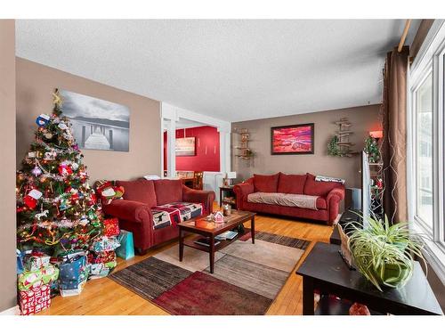 5 Mcleod Crescent, Olds, AB - Indoor Photo Showing Living Room