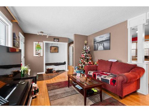 5 Mcleod Crescent, Olds, AB - Indoor Photo Showing Living Room