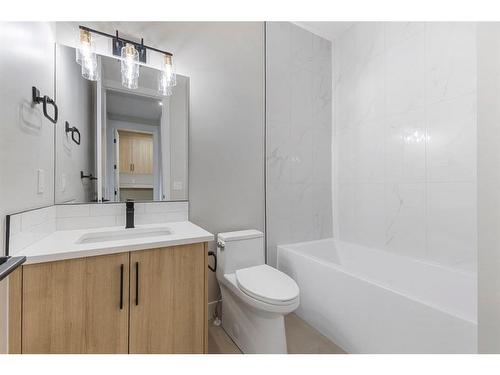 3019 36 Street Sw, Calgary, AB - Indoor Photo Showing Bathroom