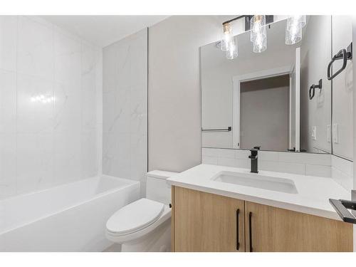 3019 36 Street Sw, Calgary, AB - Indoor Photo Showing Bathroom