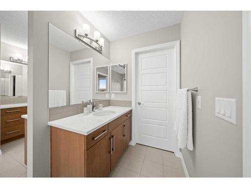 18 Masters Villas Se, Calgary, AB - Indoor Photo Showing Bathroom