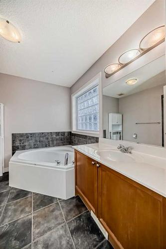 45 Everhollow Park Sw, Calgary, AB - Indoor Photo Showing Bathroom