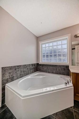 45 Everhollow Park Sw, Calgary, AB - Indoor Photo Showing Bathroom