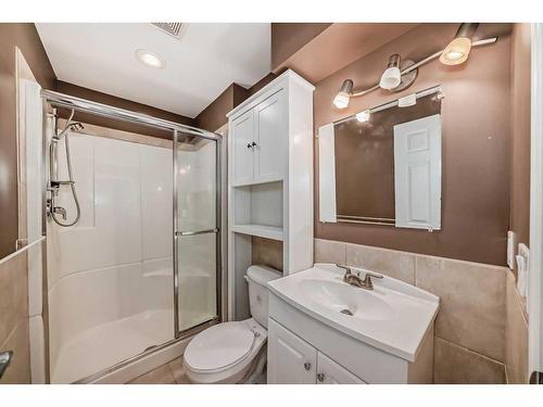 45 Everhollow Park Sw, Calgary, AB - Indoor Photo Showing Bathroom