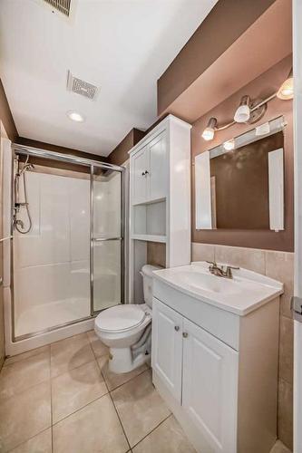 45 Everhollow Park Sw, Calgary, AB - Indoor Photo Showing Bathroom