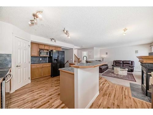 45 Everhollow Park Sw, Calgary, AB - Indoor Photo Showing Kitchen