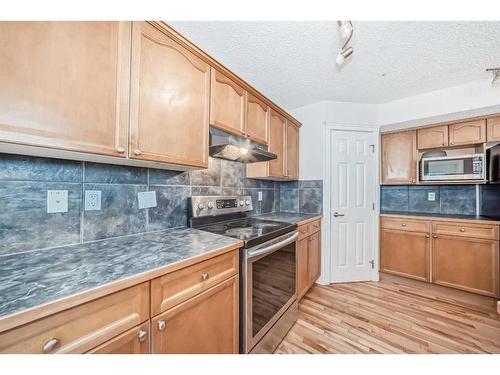 45 Everhollow Park Sw, Calgary, AB - Indoor Photo Showing Kitchen