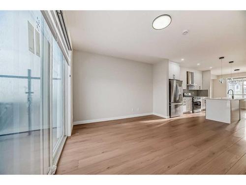 213 Sherwood Lane Nw, Calgary, AB - Indoor Photo Showing Kitchen With Upgraded Kitchen