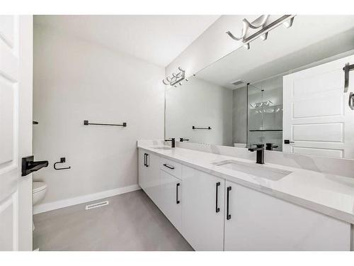 213 Sherwood Lane Nw, Calgary, AB - Indoor Photo Showing Bathroom