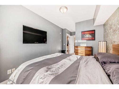 301-4 Hemlock Crescent Sw, Calgary, AB - Indoor Photo Showing Bedroom