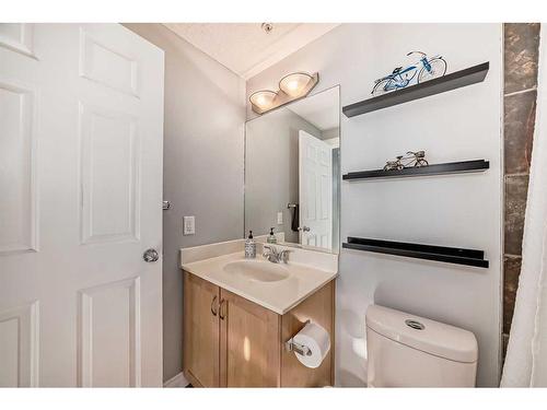 301-4 Hemlock Crescent Sw, Calgary, AB - Indoor Photo Showing Bathroom