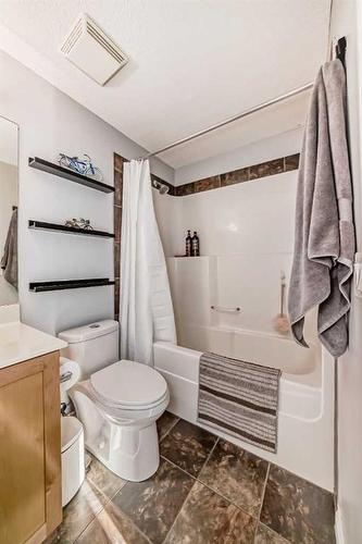 301-4 Hemlock Crescent Sw, Calgary, AB - Indoor Photo Showing Bathroom