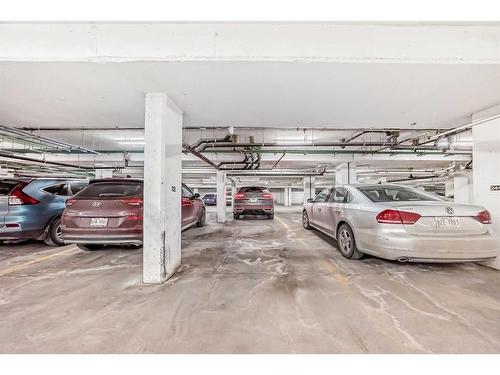 301-4 Hemlock Crescent Sw, Calgary, AB - Indoor Photo Showing Garage