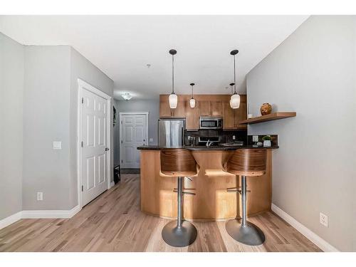 301-4 Hemlock Crescent Sw, Calgary, AB - Indoor Photo Showing Kitchen