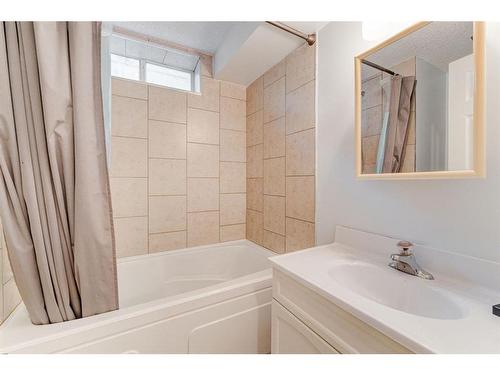 4851 Mardale Road Ne, Calgary, AB - Indoor Photo Showing Bathroom