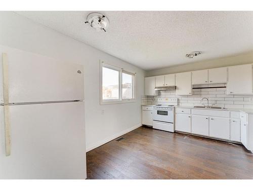 4851 Mardale Road Ne, Calgary, AB - Indoor Photo Showing Kitchen