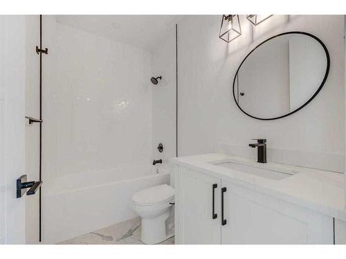 2518 16 Street Sw, Calgary, AB - Indoor Photo Showing Bathroom