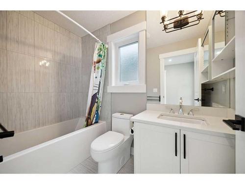 2114 Victoria Crescent Nw, Calgary, AB - Indoor Photo Showing Bathroom