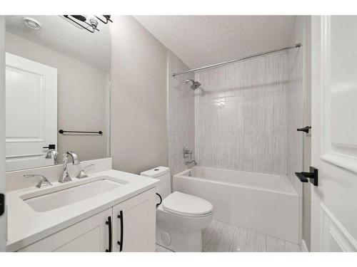 2114 Victoria Crescent Nw, Calgary, AB - Indoor Photo Showing Bathroom