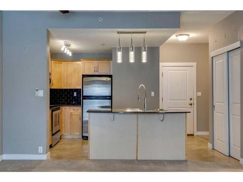 1104-5605 Henwood Street Sw, Calgary, AB - Indoor Photo Showing Kitchen