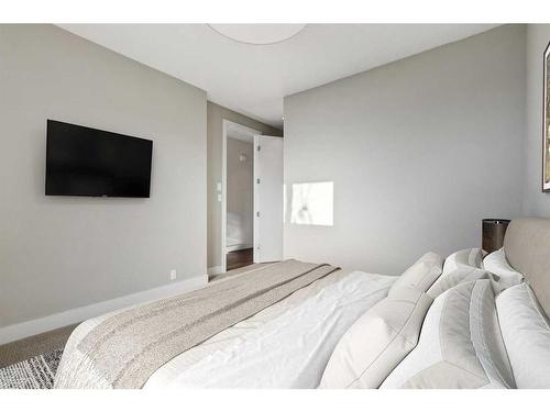 1-836 Mcpherson Road Ne, Calgary, AB - Indoor Photo Showing Bedroom