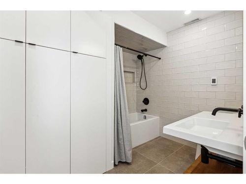 1-836 Mcpherson Road Ne, Calgary, AB - Indoor Photo Showing Bathroom