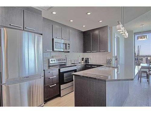 2405-225 11 Avenue Se, Calgary, AB - Indoor Photo Showing Kitchen With Upgraded Kitchen