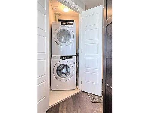 2405-225 11 Avenue Se, Calgary, AB - Indoor Photo Showing Laundry Room