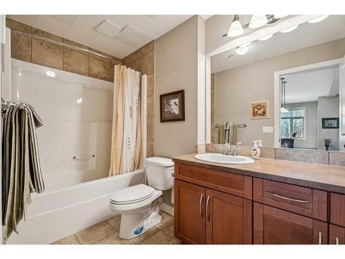 104-35 Aspenmont Heights Sw, Calgary, AB - Indoor Photo Showing Bathroom