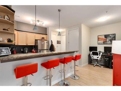 105-303 19 Avenue Sw, Calgary, AB - Indoor Photo Showing Kitchen