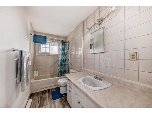 915 39 Street Se, Calgary, AB - Indoor Photo Showing Bathroom