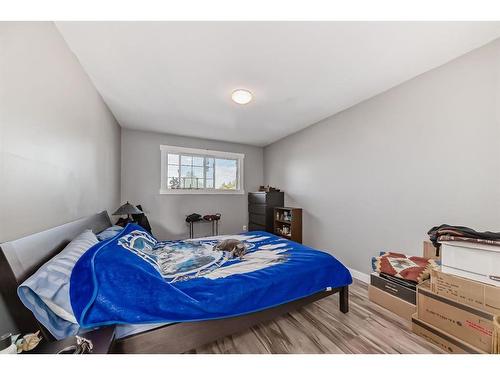 915 39 Street Se, Calgary, AB - Indoor Photo Showing Bedroom