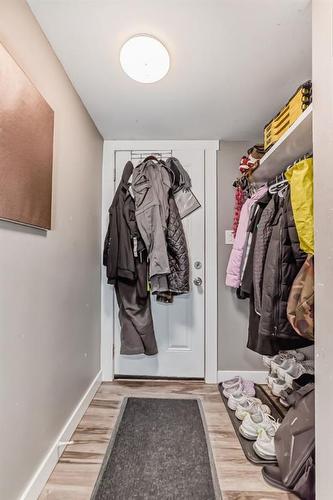 915 39 Street Se, Calgary, AB - Indoor With Storage