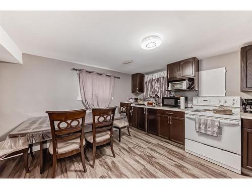 915 39 Street Se, Calgary, AB - Indoor Photo Showing Kitchen