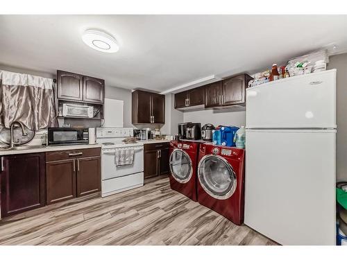 915 39 Street Se, Calgary, AB - Indoor Photo Showing Laundry Room