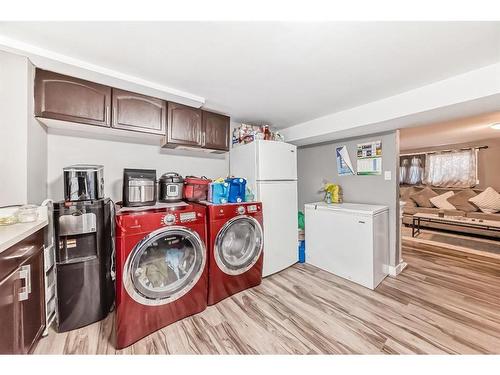 915 39 Street Se, Calgary, AB - Indoor Photo Showing Laundry Room